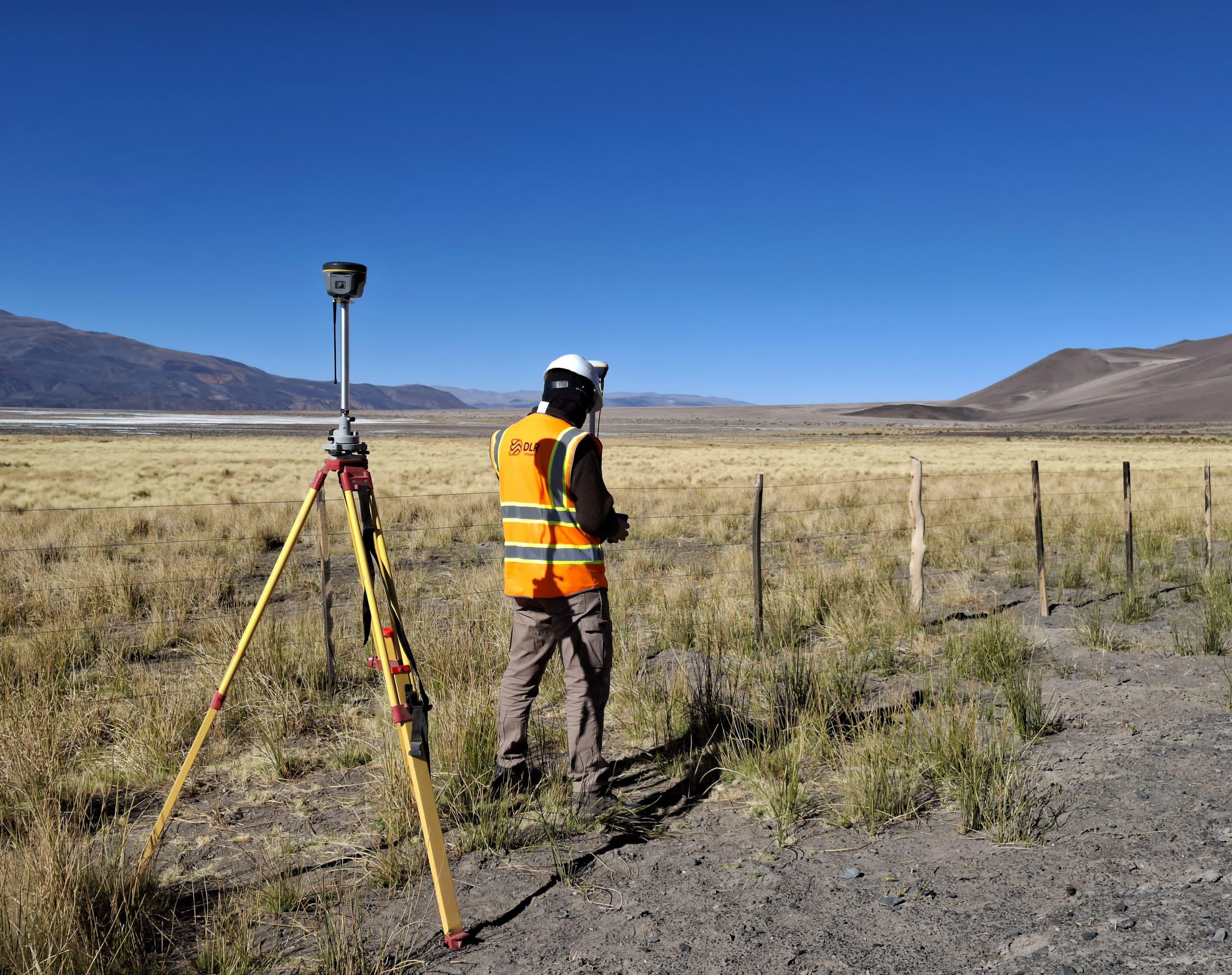 [Imagen de Equipo de topografía trabajando en el campo]